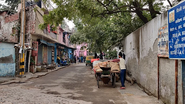A road leading to Ravi Dass Camp.