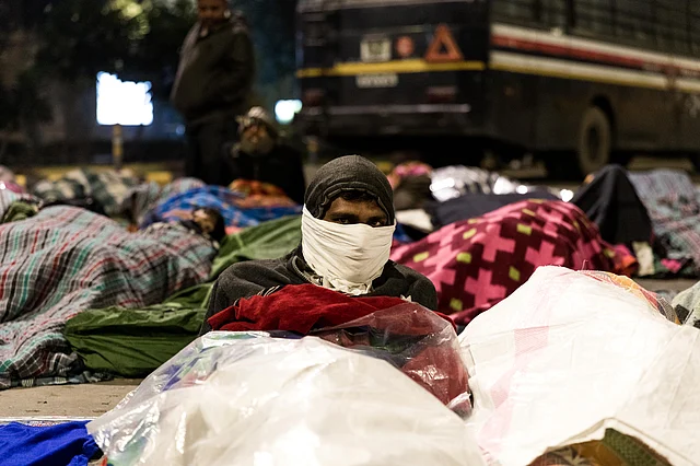 Kumar claimed that if not for the plastic, one could squeeze almost half a bucket of water from the quilt by morning. A closer inspection of the plastic shows dew already precipitating on it. 