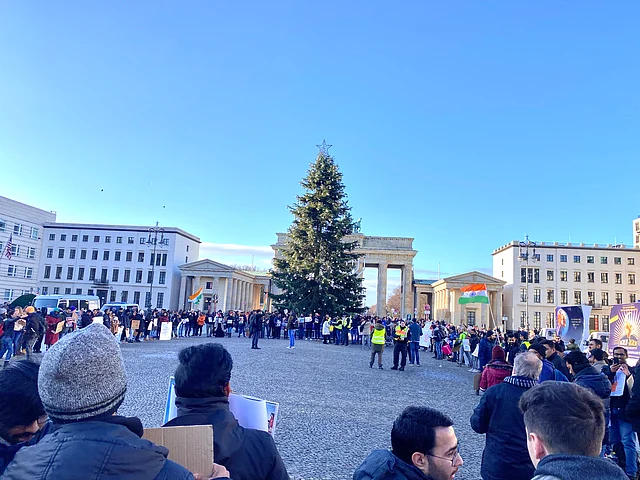 People stand together to chant ‘Azaadi’.
