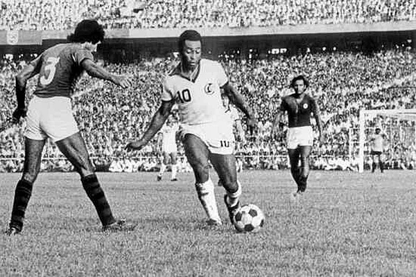 New York Cosmos’ Pele playing against Mohun Bagan in an exhibition match at the Eden Gardens in Kolkata in September 1977.