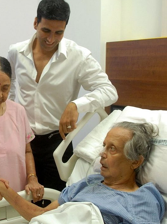 Akshay Kumar meets RK Laxman.