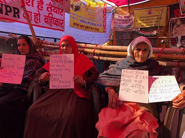 Bilkis dadi (R) sitting along with the women at the dharna site.