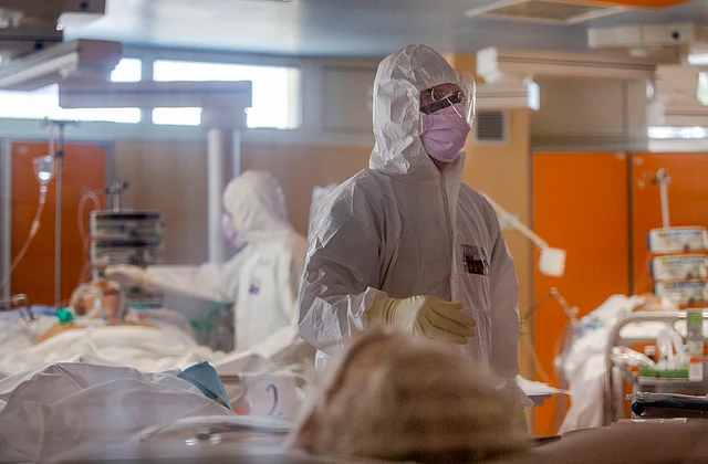 Medical staff of the Intensive Care Unit of the Casalpalocco COVID-19 Clinic in the outskirts of Rome tend to patients.