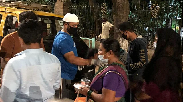 Volunteers distributing food items in Kurla.
