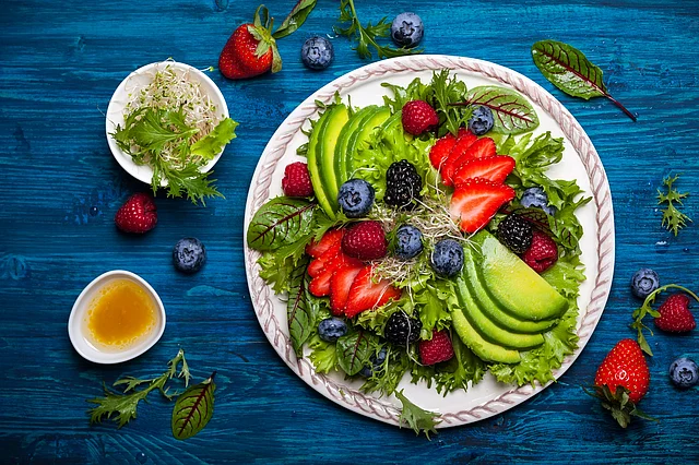 For lunch, try having a bowl of salad that has the goodness of sprouts or hummus and some olive oil for a complete and balanced meal. 
