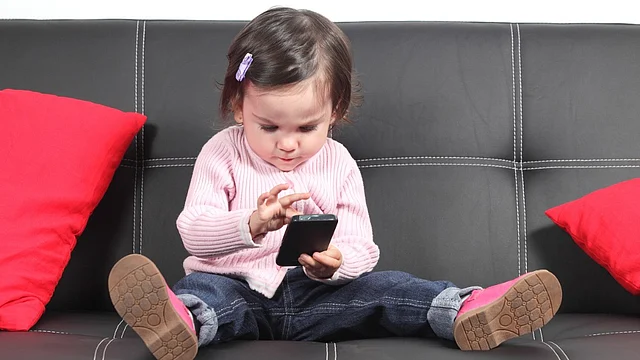 <span style="white-space: pre-wrap; background-color: rgb(255, 255, 255);">Don’t give your kids your phones just to keep them occupied.</span>