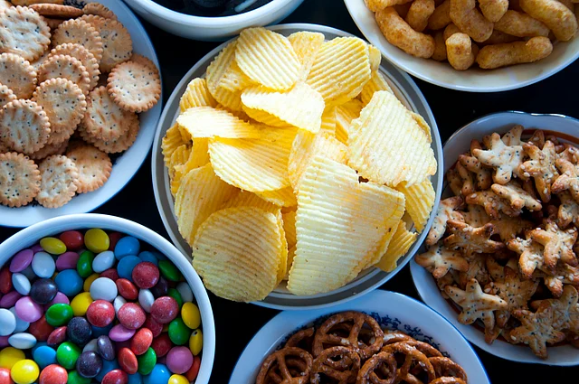 Cakes, chips, jellies, cookies, biscuits, and pies are all very tempting, but these foods greatly increase the risk of cardiovascular disease.