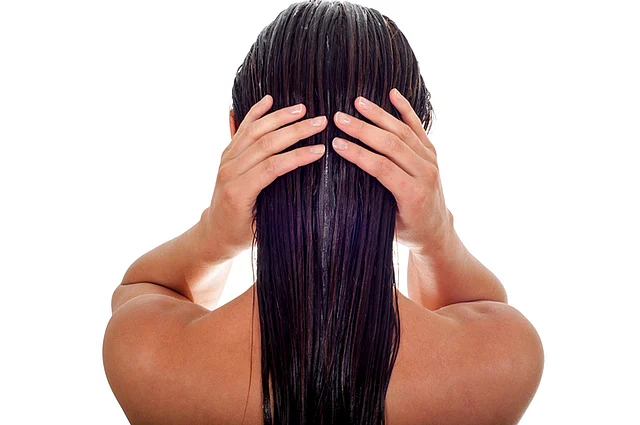 In abhyanga, the head massage is given a lot of prominence and is expected to take up the most of your allotted time.