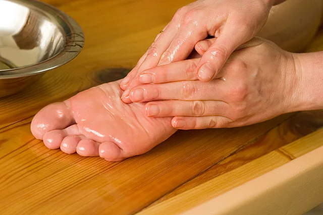 For the benefits of the oil to penetrate our deepest tissues, ideally 15 minutes of massage is recommended.