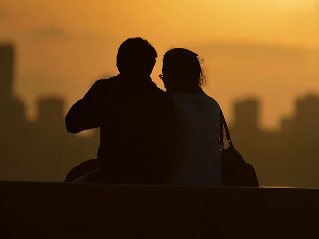 प्यार करने के लिए हिम्मत चाहिए, क्योंकि यह हमें सबसे नाजुक हालात में डाल देता है.
