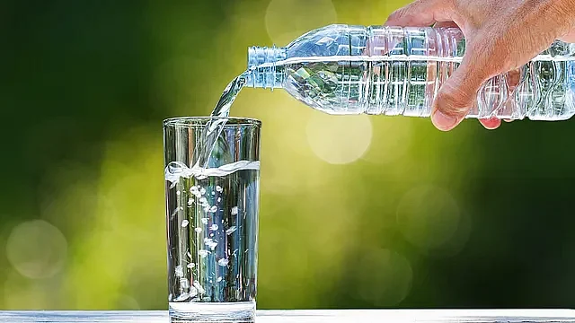 नियमित रूप से पानी पिएं और खुद को हाइड्रेटेड रखें.