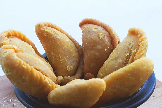 गुझिया खाइए, लेकिन ये ज्यादा नहीं होना चाहिए