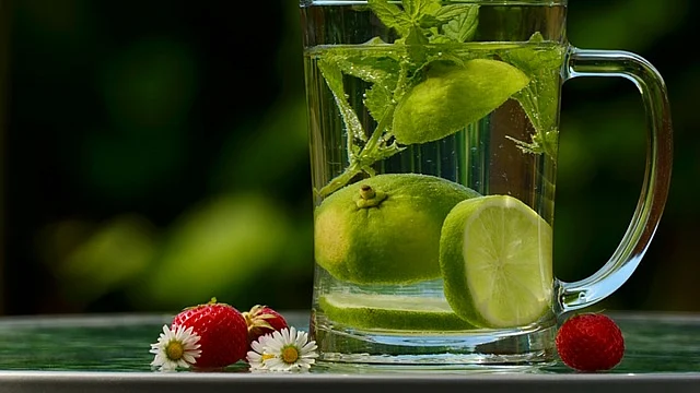 हल्के गुनगुने पानी में नींबू का रस डाल कर पीएं.