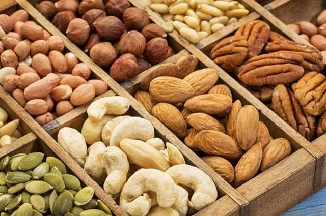 नट्स में ओमेगा 3 फैटी एसिड होता है, जो दिमाग में ऊर्जा निर्माण में मदद करता है.
