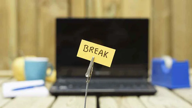 हर एक घंटे के स्क्रीन टाइम के बाद 5-10 मिनट के लिए नजरें हटा लें