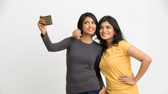 सेल्फी लेना और उसे सोशल मीडिया पर अपलोड करने का मनोवैज्ञानिक असर भी पड़ता है.