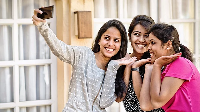 औसतन 16-25 वर्ष के बीच के पुरुष और महिलाएं हर हफ्ते 5 घंटे तक सेल्फी लेते हैं.