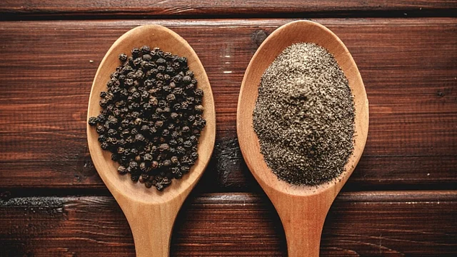 वजन कम करने के लिए काली मिर्च सबसे अच्छे मसालों में से एक है.