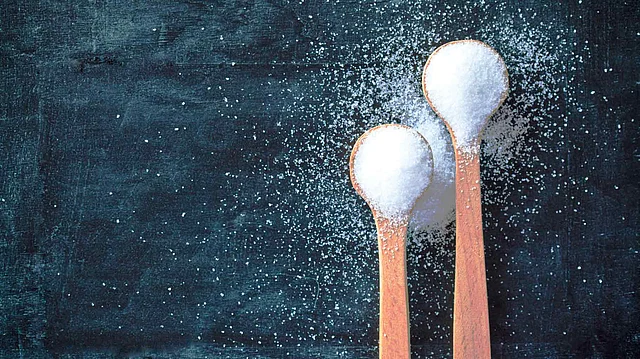 शुगर से बैक्टीरियल एक्टिविटी बढ़ती है.