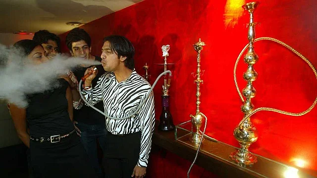 कई लोगों को लगता है कि हुक्का सेफ है, लेकिन असल में ये सिगरेट से भी ज्यादा खतरनाक है.