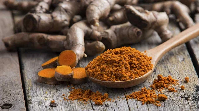 हल्दी जुकाम और गले से जुड़ी सांस की बीमारियों को ठीक करने में मदद करती है.