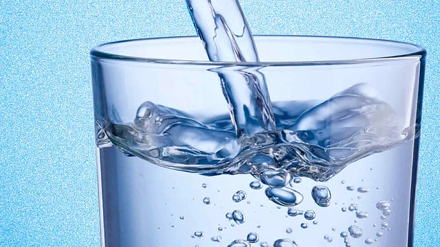 दिन में पर्याप्त पानी पीने से सिरदर्द को कम करने में मदद मिल सकती है.
