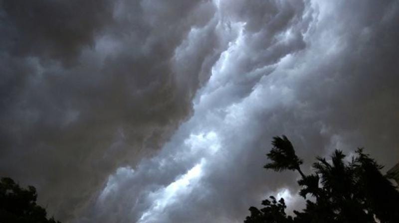 देशभर में आज कई स्थानों पर बारिश और तेज हवाओं के साथ मौसम खुशनुमा रहेगा. हालांकि किसान इससे परेशान होंगे.