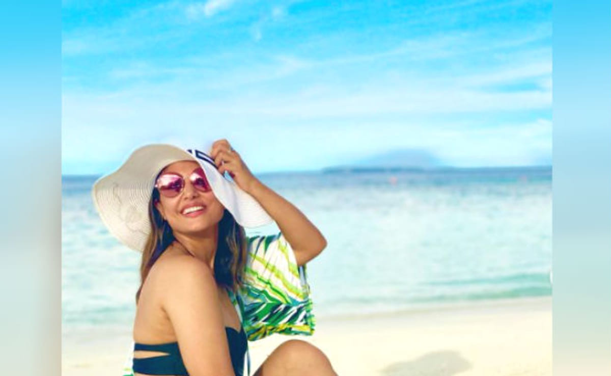 naagin actress hina khan latest bold photoshoot at beach in black outfit  viral on social media toofani senior looks superhot in these pics hina khan  sexy photos div