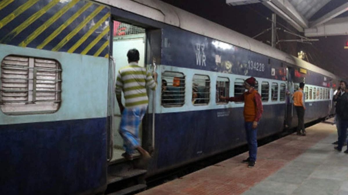 UP के 46 रेलवे स्टेशनों को उड़ाने की मिली धमकी