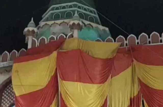 यूपी: अलीगढ़ में ढक दी गई मस्जिद