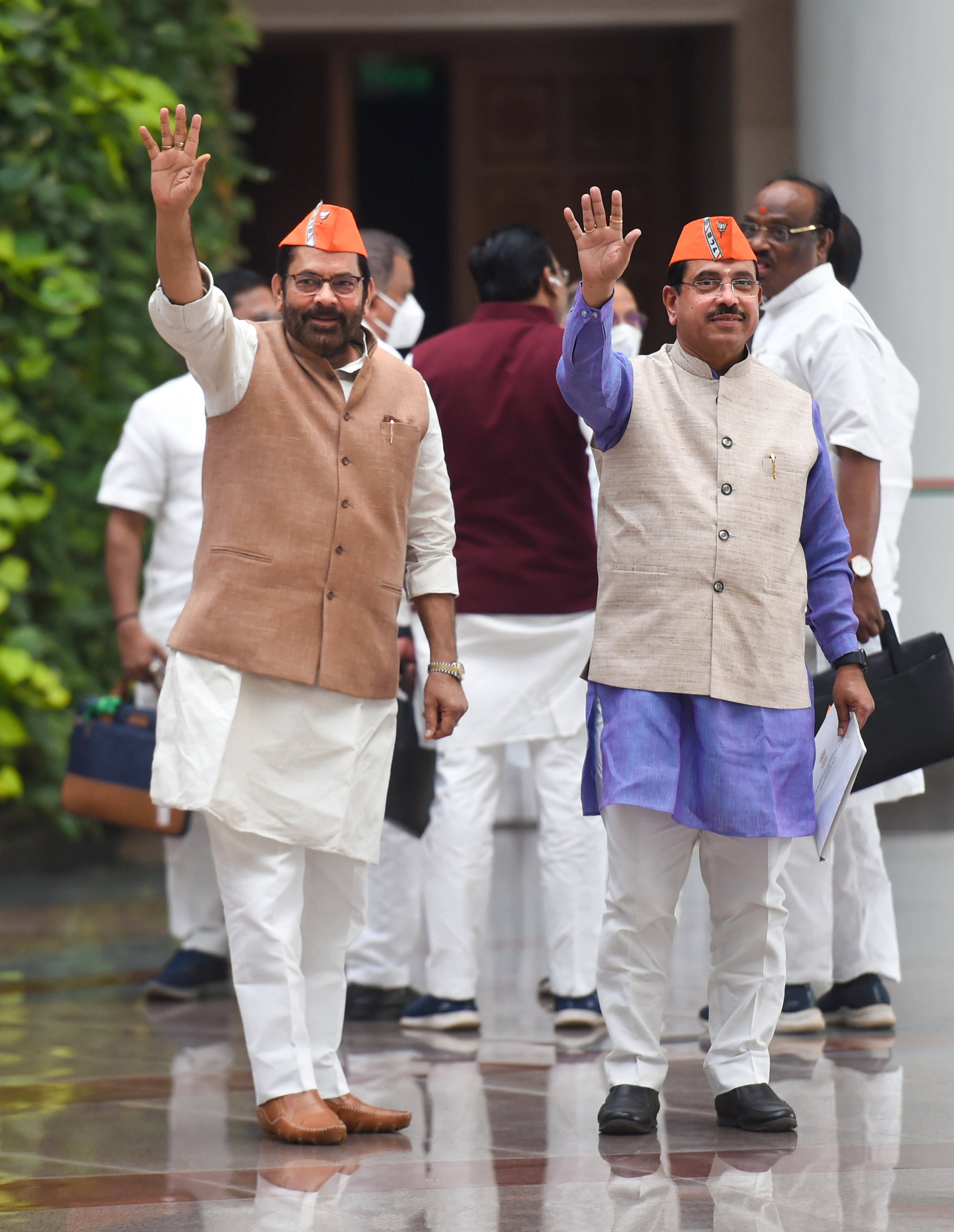 bjp foundation day 2022 bjp mps will reach parliament wearing some special  bhagwa caps amh | BJP Foundation Day 2022: स्थापना दिवस पर कुछ खास टोपी  पहनकर संसद पहुंचेंगे भाजपा सांसद