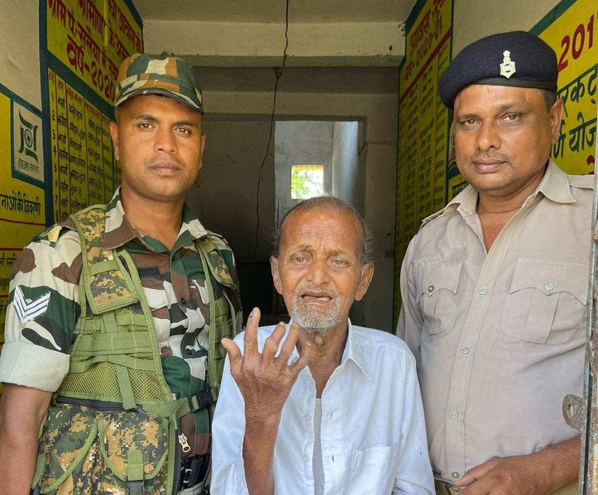 वोट करने के बाद बुजुर्ग वोटर