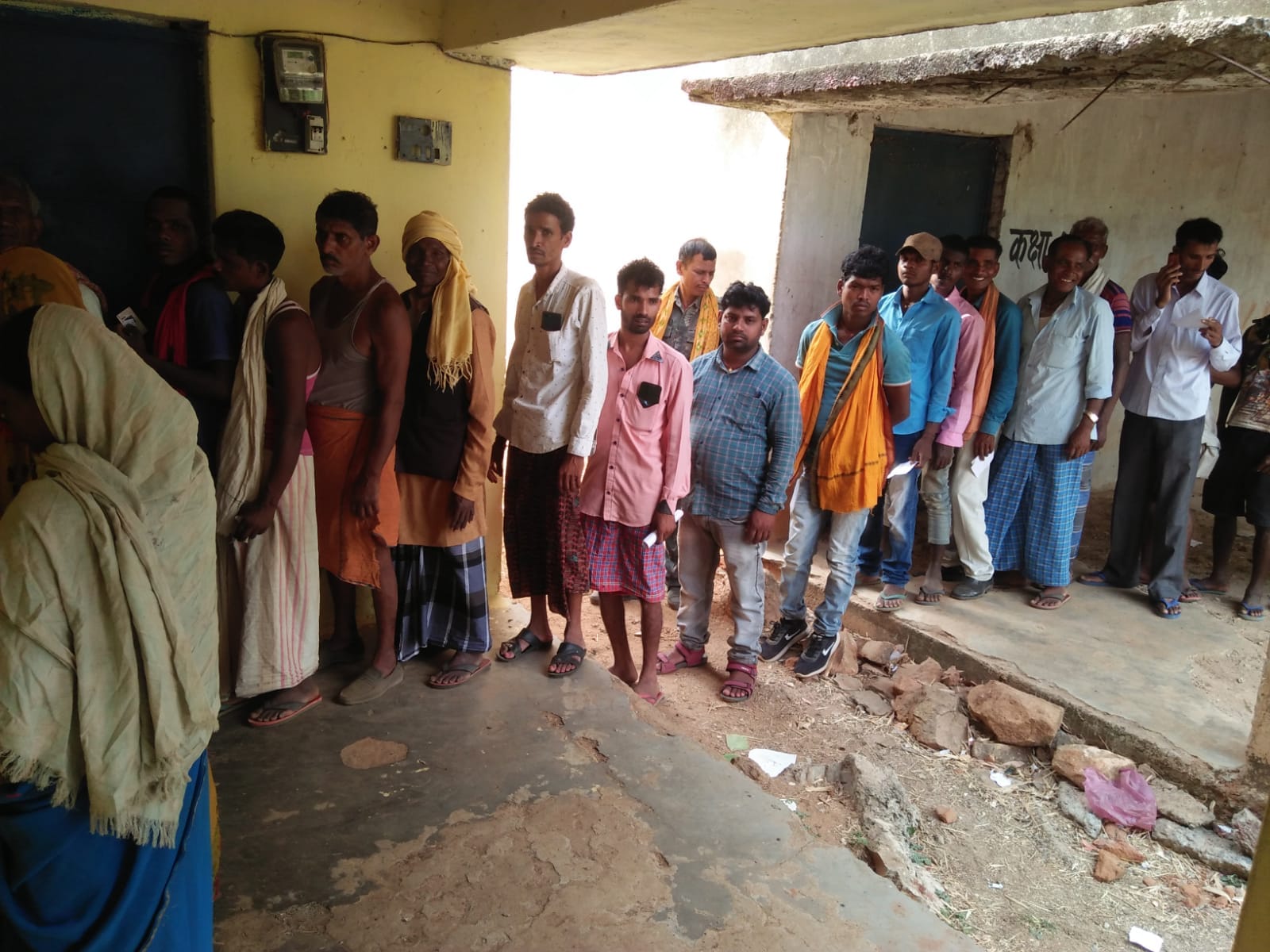 वोटिंग के लिए बारी का इंतजार कर रहे वोटर्स