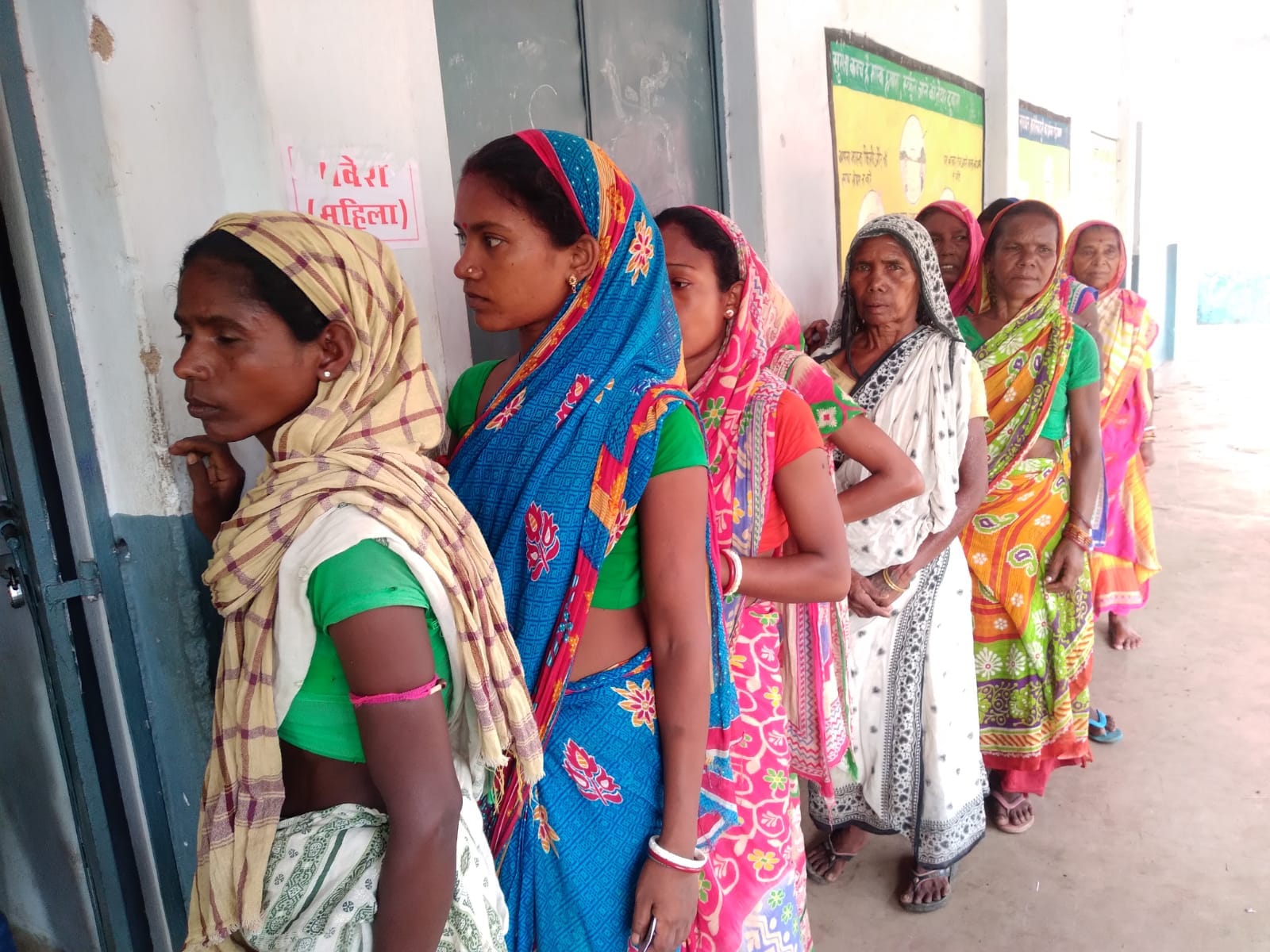 वोटिंग के लिए लाइन में खड़ीं महिला वोटर्स