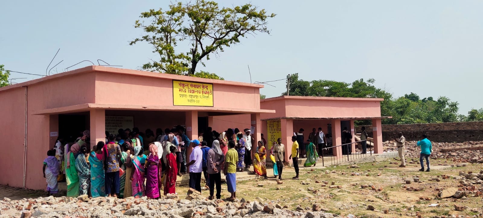 मतदान केंद्र पर पहुंचे वोटर