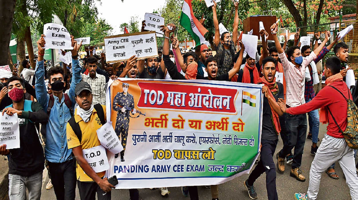 अग्नीपथ योजना के खिलाफ प्रदर्शन करते आज