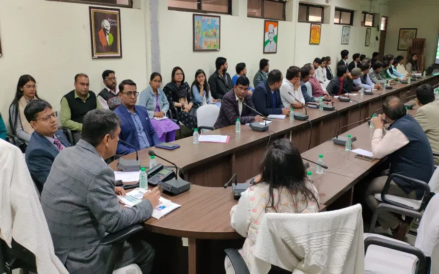 बैठक करते सचिव डॉ मनीष रंजन एवं अन्य