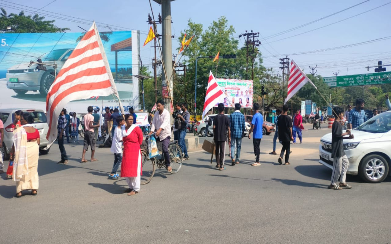 रांची में आदिवासी संगठनों के बंद का असर, आदिवासी समुदाय के लोग सड़कों पर...
