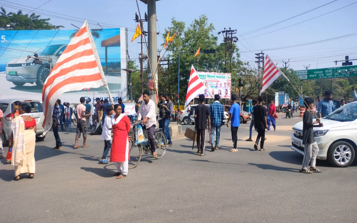 रांची में आदिवासी संगठनों के बंद का असर, आदिवासी समुदाय के लोग सड़कों पर...