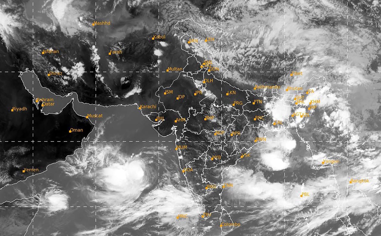 biporjoy cyclone live today 15 june 2023 imd alert heavy rain aaj hogi  bhari barish cyclone tracker avd amh | Biporjoy Cyclone Live: बिपरजॉय के  कारण राजस्थान के कई इलाकों में मूसलाधार बारिश