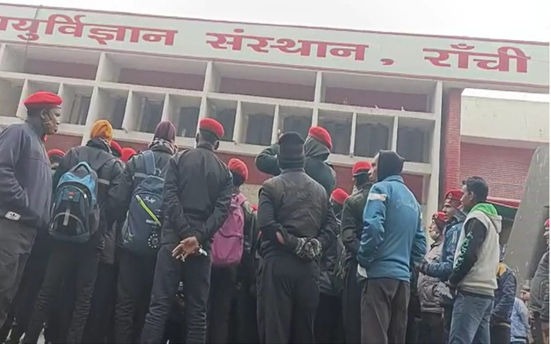 RIMS के सुरक्षाकर्मी और ट्रॉली कर्मी हड़ताल पर-RIMS security personnel and trolley workers on strike
