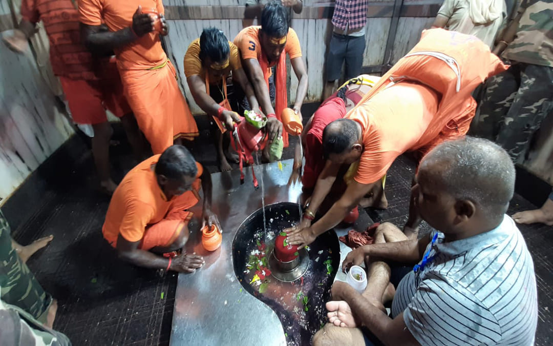 राजकीय श्रावणी मेले के तीसरे दिन दुमका के फौजदारीनाथ दरबार में उमड़े श्रद्धालु Devotees throng Dumka's Faujdarinath Darbar on the third day of State Shravani Fair