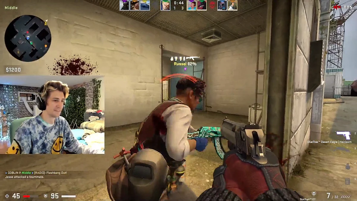 xQc about to deliver a perfect headshot to his teammate