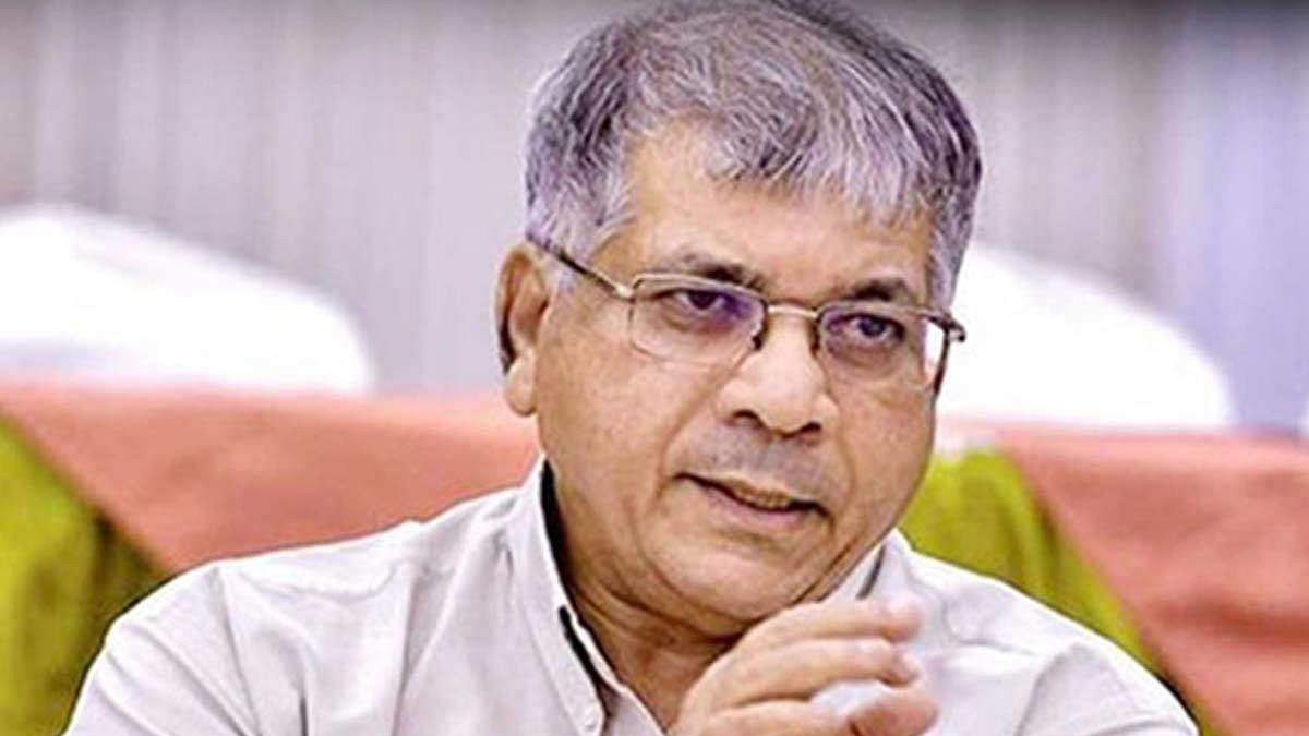 शिंदे गटासमोर विलीनीकरणाची अट: प्रकाश आंबेडकरांचा दावा