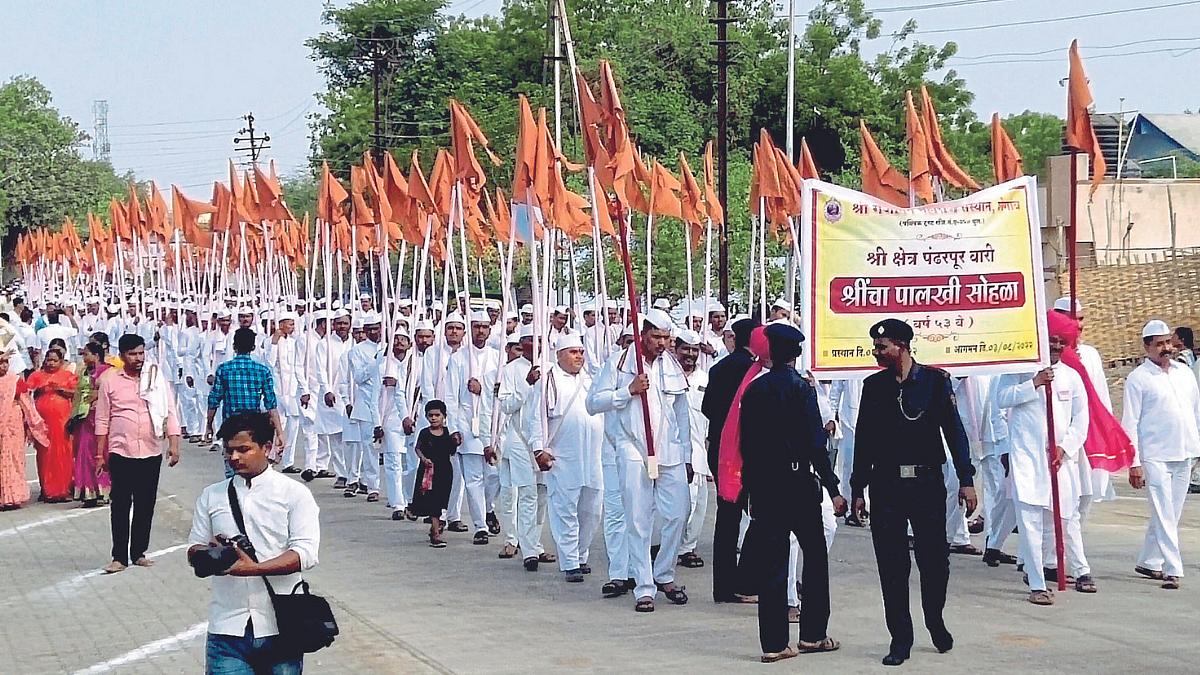शेगावीचा राणा पंढरीच्या वाटेने