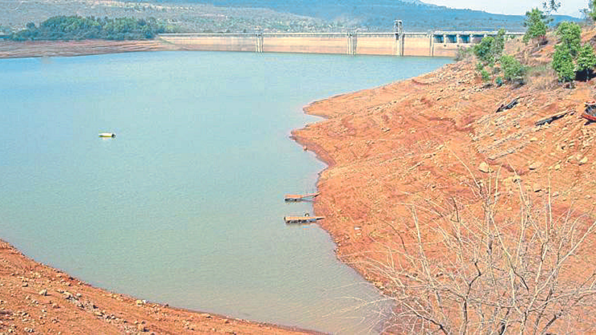 ढगाळ वातावरणामुळे पाण्याची मागणी घटली