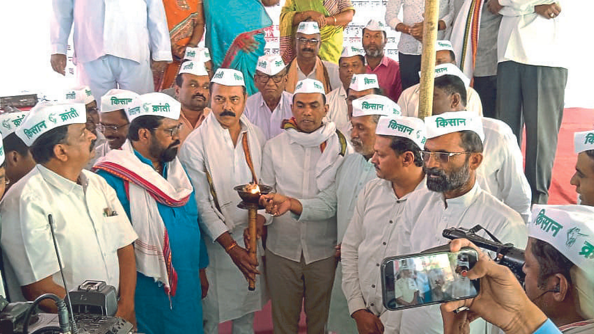 पुणतांब्यात शेतकऱ्यांचे धरणे आंदोलन सुरू