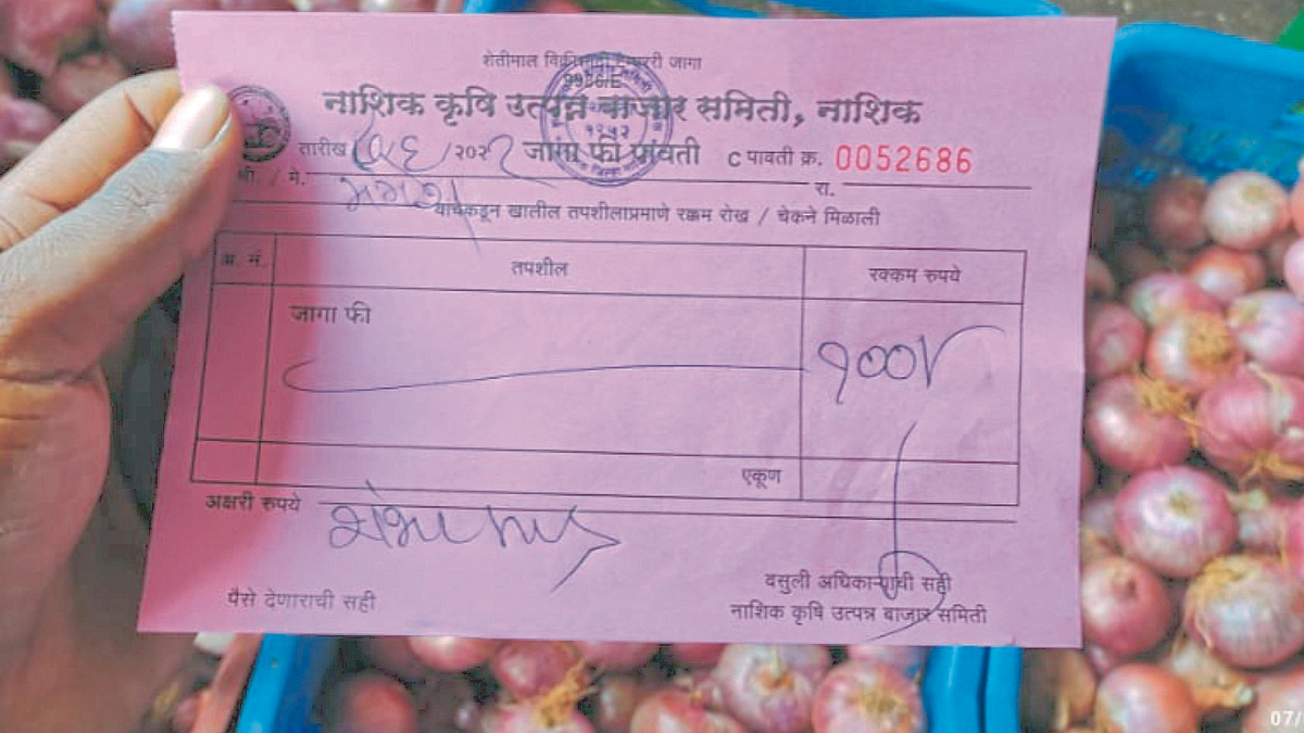 भाजीपाला बाजारात कांदा शेतकऱ्यांकडून दंडाची वसुली