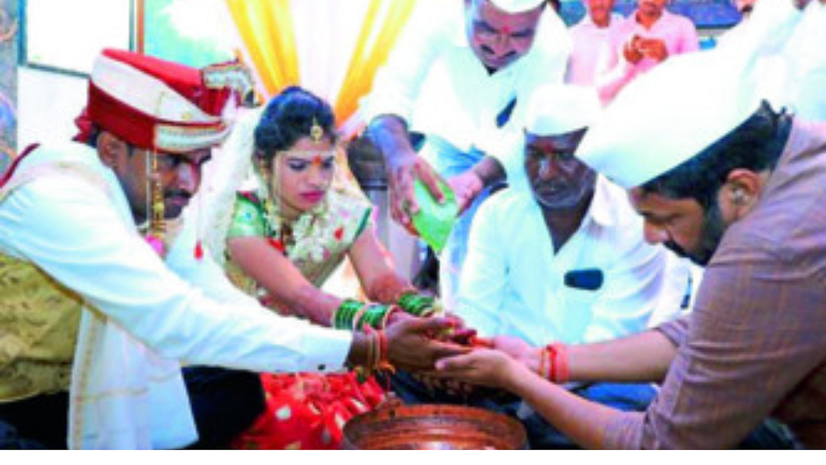छत्र हरवलेल्या मुलीचे बच्चू कडूंनी केले कन्यादान