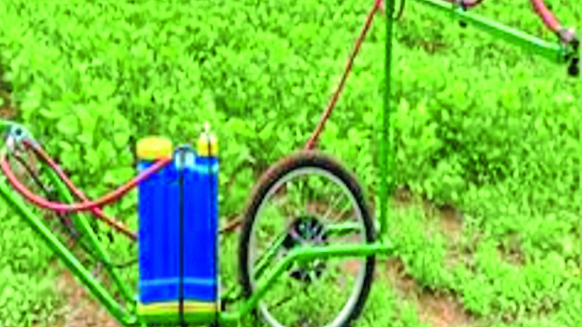 Man-powered bicycle spraying machine